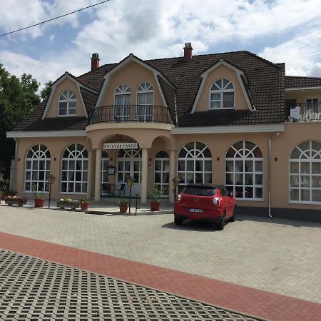 Patavár Panzió Étterem Gyongyospata Exterior foto